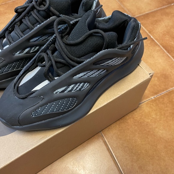 Yeezy 700 V3 - Picture 2 of 4